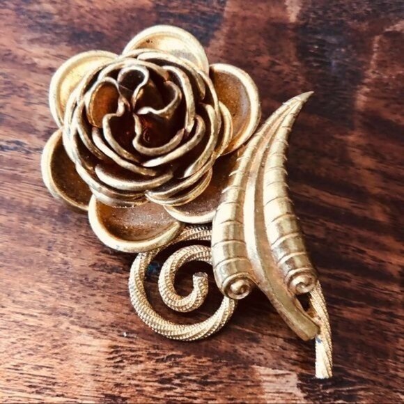 Vintage Brass Tone Garden Rose Brooch - Picture 2 of 7